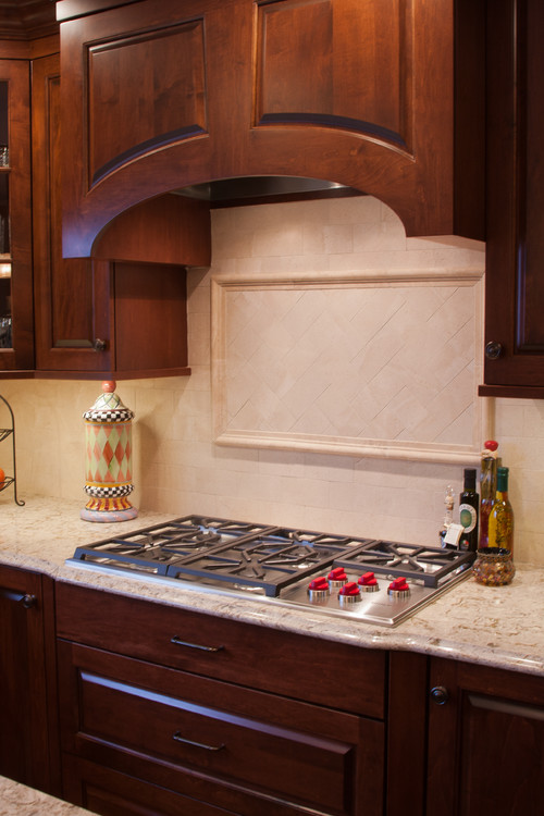 Cambira Windermere Quartz Countertop with Crema Europa Eternal Limestone Backsplash and Borokheaven Wood Mode Maple Cabinets